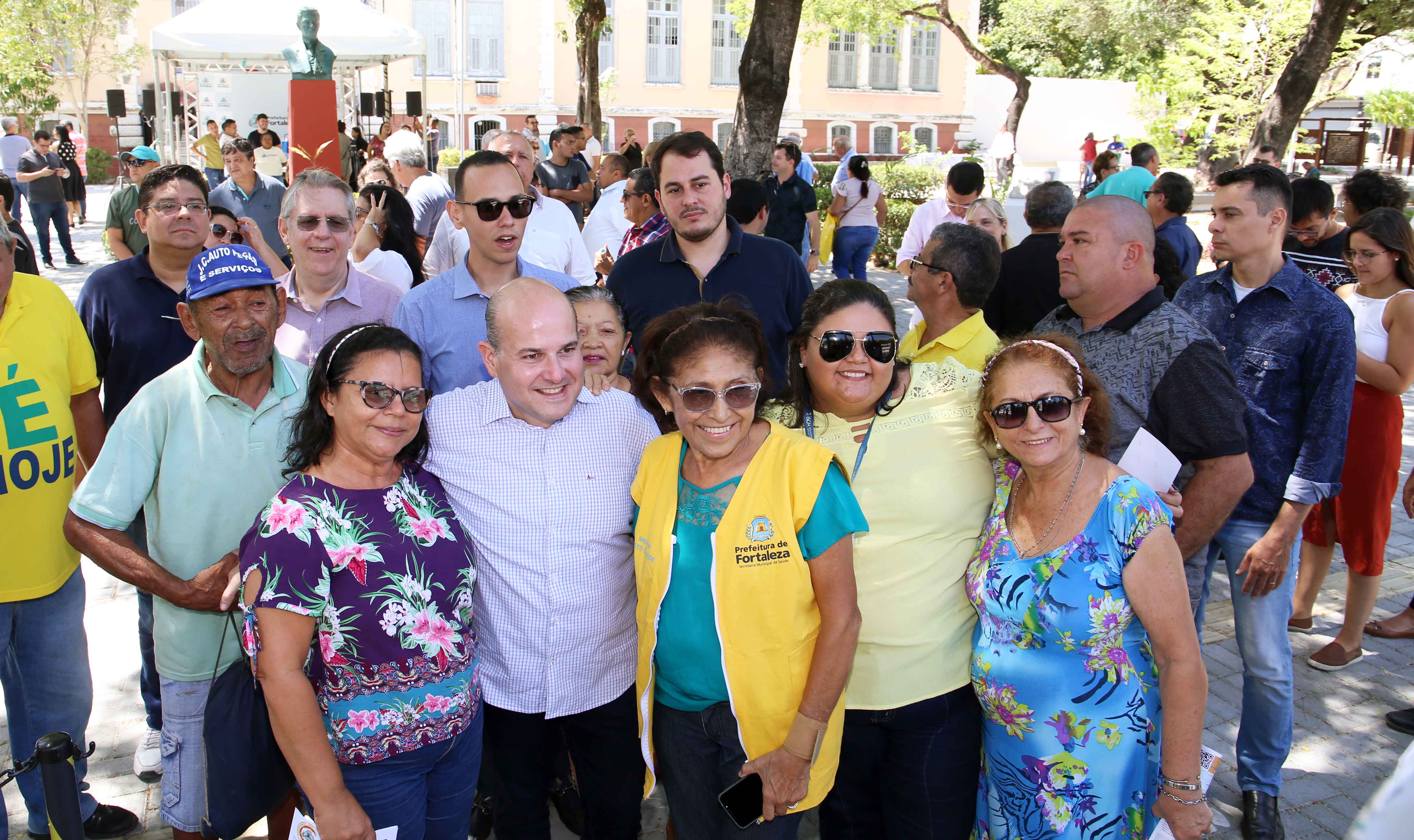 várias pessoas posando para a foto